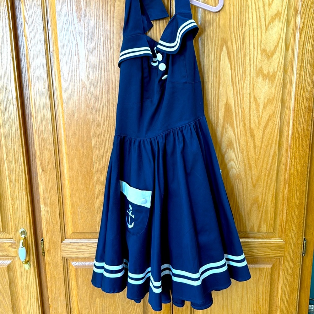 I already wore this for a photo shoot, so I don’t need it anymore.